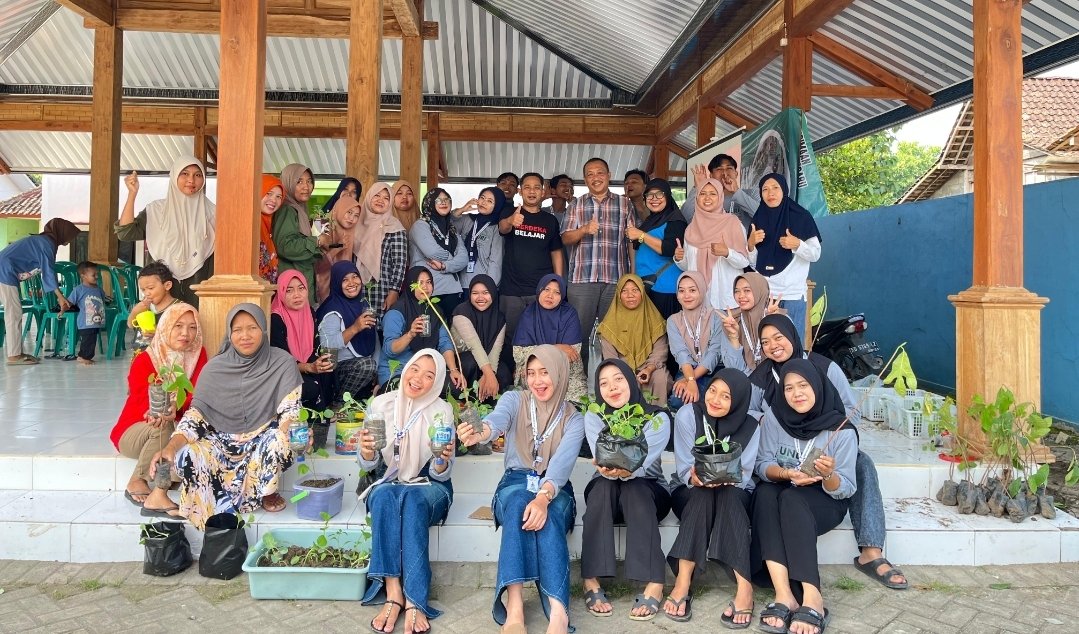 Mahasiwa Sosialisasikan Sampah Rumahtangga dan Penanaman Bibit Sayuran oleh Ibu-Ibu PKK Desa Ngeper