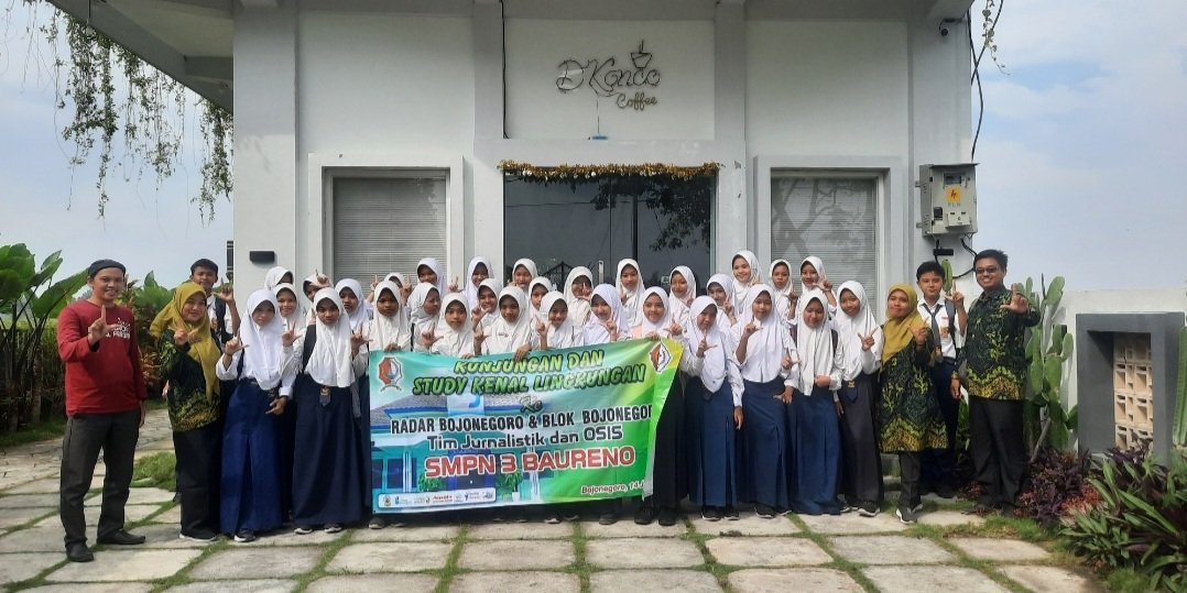 Antusias Mengetahui Kinerja Jurnalistik, Osis dan Jurnalis SMPN 3 Baureno Kunjungi Redaksi bB