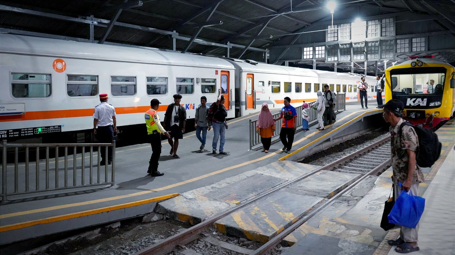 Hari Ketiga Mudik, Ribuan Pemudik Turun di Stasiun Bojonegoro