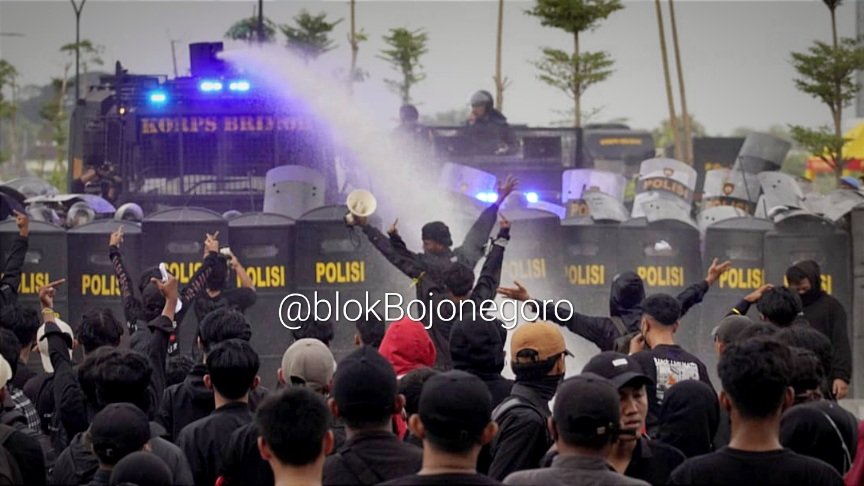 Demo Tolak UU TNI di Bojonegoro Berujung Chaos, Massa Bentrok dengan Polisi