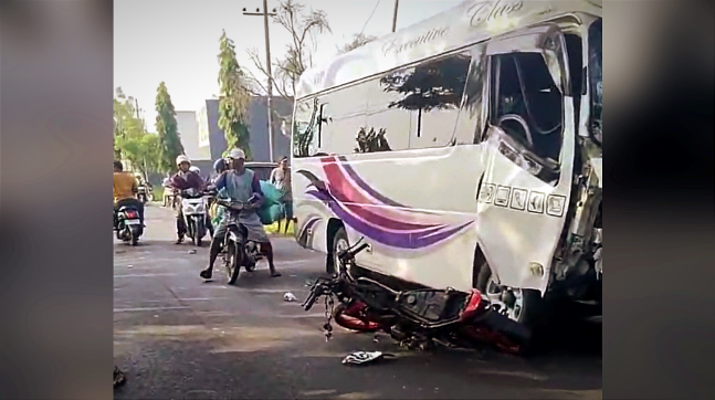 Ibu dan Balita di Bojonegoro Luka-luka Usai Menabrak Minibus Elf