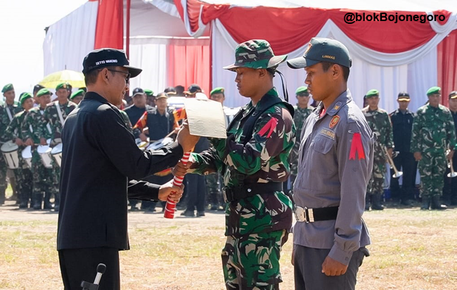 Bupati Serahkan Cangkul Buka TMMD di Bojonegoro