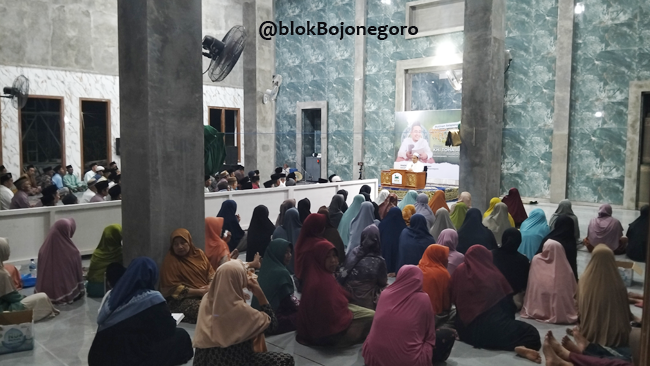 KH. Toha Abrori Mulai Rutingan Ngaji Jum'at Pon di Desa Sarangan