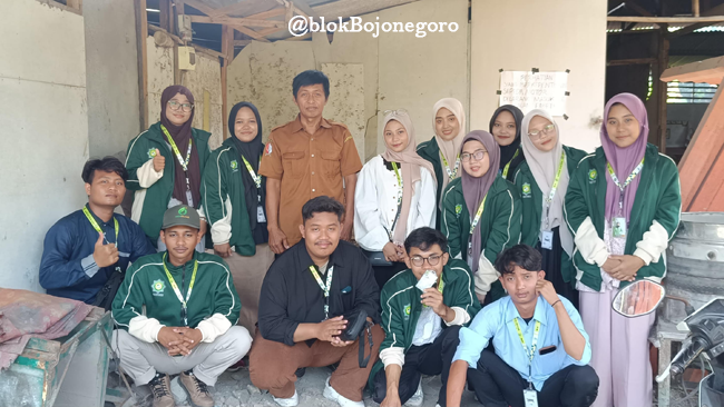 Dukung UMKM, Mahasiswa KKN UNUGIRI Kunjungi Rumah Produksi Tahu