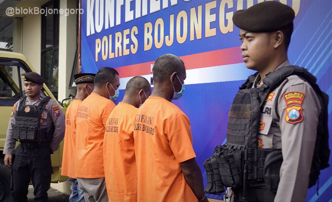Empat Pencuri Rel Kereta di Bojonegoro Berseragam Tahanan