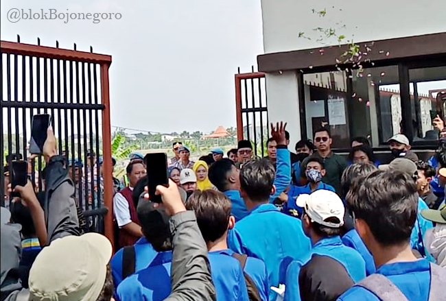 Tabur Bunga dan Sholawat Jadi Simbol Damai Aksi PMII Bojonegoro