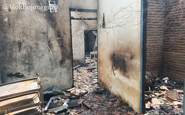 Diduga Konsleting, Rumah Warga Desa Mlinjeng Terbakar