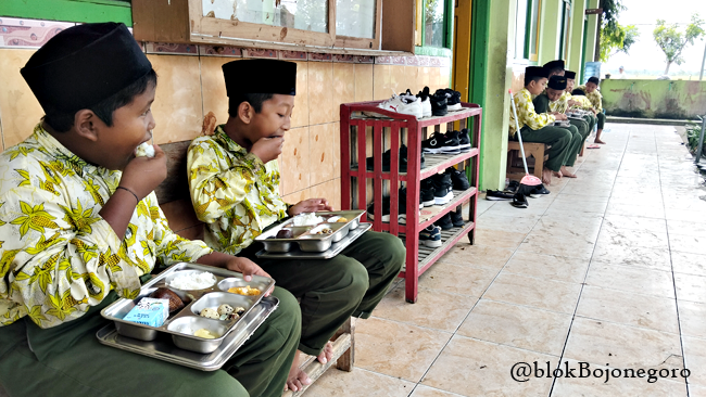 Siswa Lahap Menyantap MBG