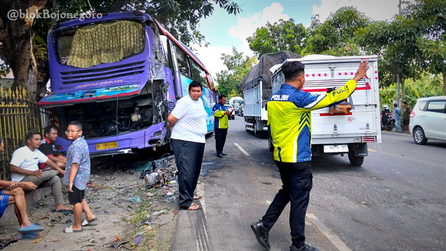 Bus Pariwisata Disantap Tronton di Bojonegoro Saat Turunkan Penumpang