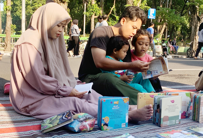 Anak-anak Asyik Membaca di Minggu Pagi, Bareng CFD Bojonegoro