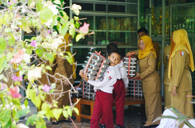 Siswa Ambil Paket MBG untuk Kelas Masing-Masing