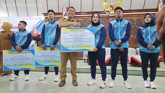 Serahkan Bonus untuk Atlet Bojonegoro