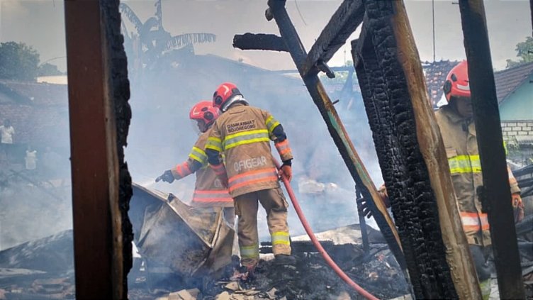Lupa Matikan Kompor, Dua Rumah di Padangan Bojonegoro Ludes Terbakar