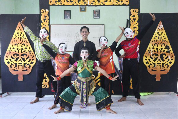 Guru Tari SMPN 1 Bojonegoro, Ajak Siswa Ekspresikan Diri Lewat Gerak