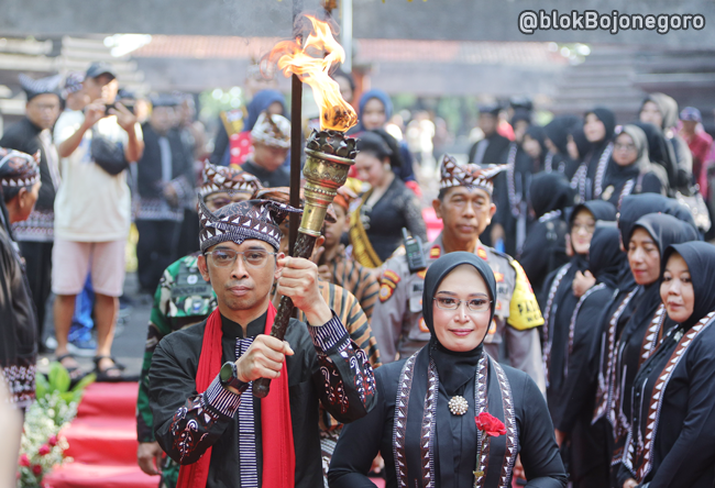 Obor dengan Api Abadi dari Kayangan Api