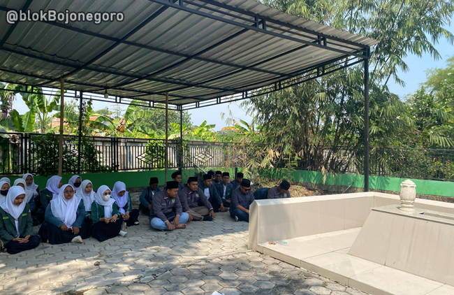 Teladani Perjuangan Ulama NU, PC IPNU-IPPNU Bojonegoro Ziarah ke Kyai Hasyim Jalakan Padangan