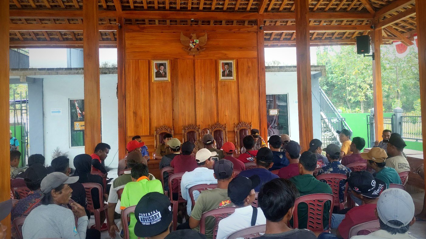 Buntut Jalan Rusak Tak Kunjung Diperbaiki, Warga Miyono, Bojonegoro Geruduk Balai Desa