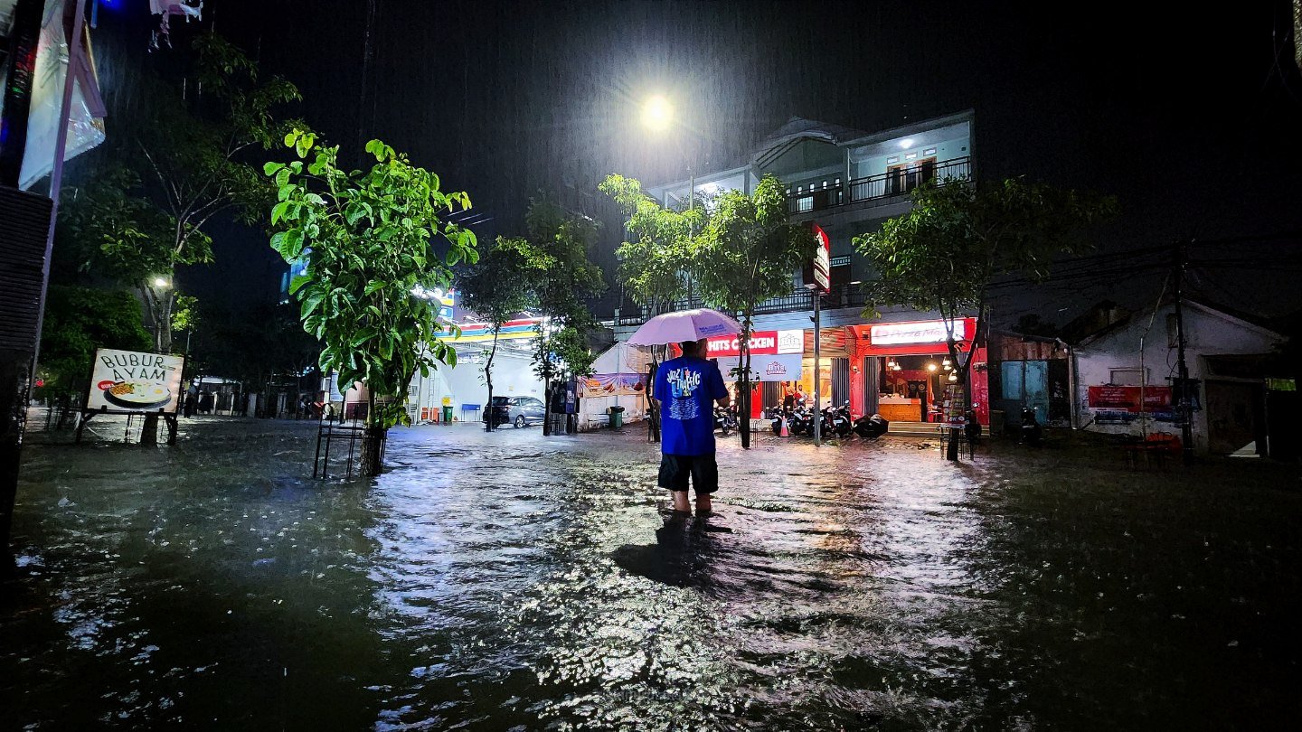 Hujan Deras Sebabkan Banjir di Sejumlah Jalan Kota Bojonegoro