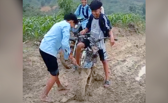 Musim Hujan Tiba, Jalan Dusun Bunten Bojonegoro Jadi Genangan Lumpur