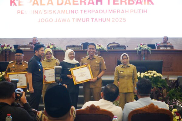 Kampanye Gotong Royong, Bupati Bojonegoro dan Lurah Kepatihan Raih Prestasi Lomba Siskamling Jatim