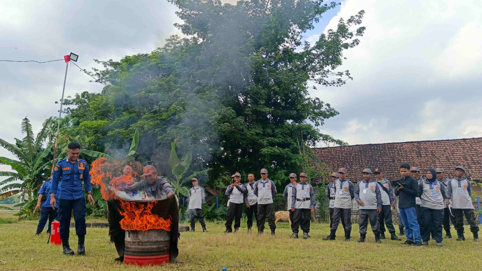 Satlinmas Kedungadem-Bojonegoro Antusias Ikuti Simulasi Pemadaman Api