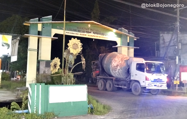 Hati-Hati, Truk Molen Berseliweran di Jalanan