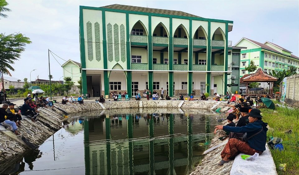 Mancing Bersarung PCNU Bojonegoro yang Ceria