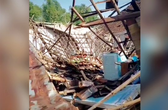 Rumah Lansia di Sukosewu Bojonegoro Roboh  Diterjang Angin Kencang