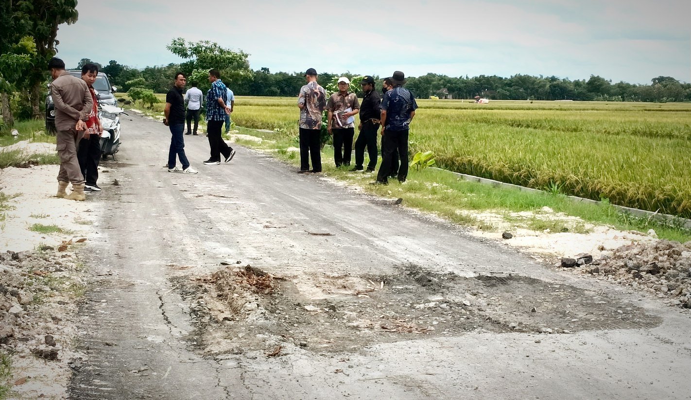 Baru Sebulan Rampung, Jalan Aspal BKKD di Sumberrejo Bojonegoro Langsung Rusak