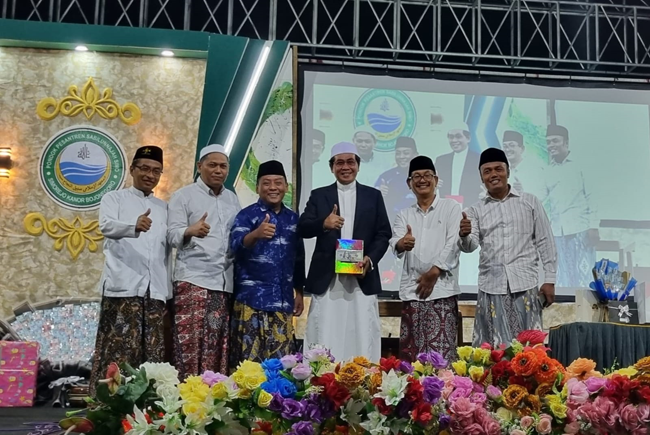 Kejutan Sahabat Marmut di Ultah ke 52 KH. Anwar Zahid di Ponpes Sabilunnajah Simo