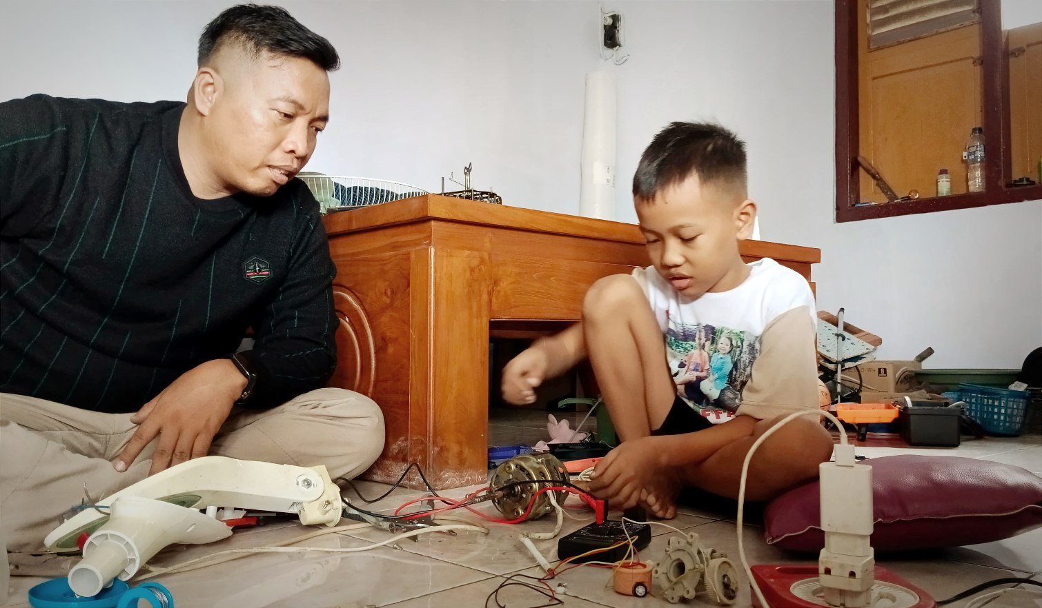 Bakat Teknologi Sejak Dini, Bocah Bojonegoro Ini Otodidak Kuasai Elektronik