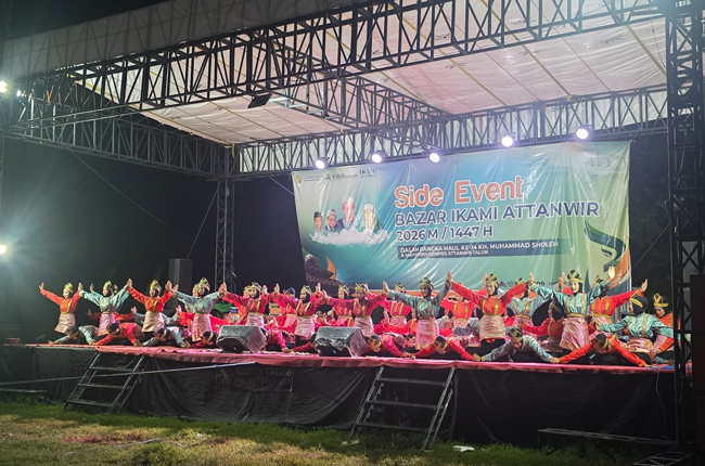 Tari Ratoh Jaroe dari OSA Putri Ponpes Attanwir Spektakuler di Panggung Bazar Alumni 2026