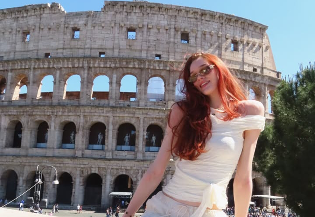 Seksi dan Aduhai, Marina Markova Berlibur di Koloseum Roma, Italia