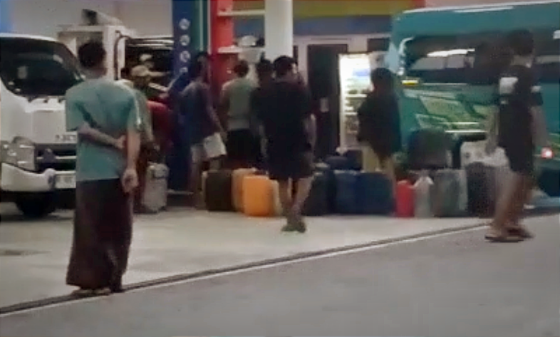 Viral! Diduga Dahulukan Jerigen, Antrean Solar di SPBU Sukosewu Bojonegoro Mengular