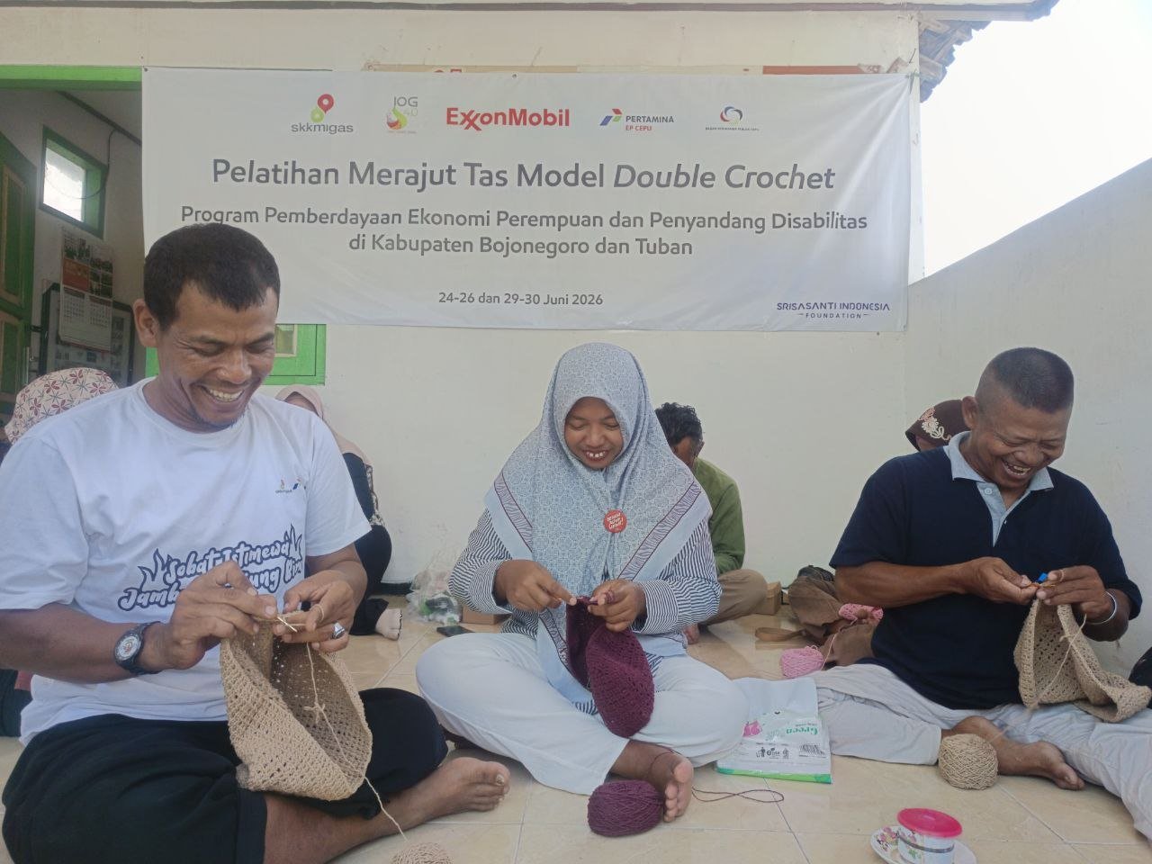 Difabel Bojonegoro Pasok Ratusan Komponen Tas Rajut