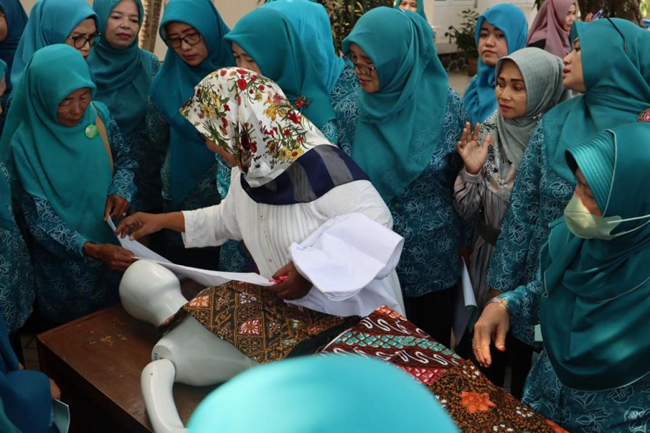 Istri Mandikan Jenazah Suami atau Sebaliknya, Bolehkah?