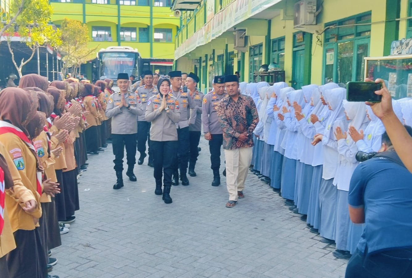Di Ponpes Attanwir Talun, Kapolres Bojonegoro AKBP Yenni Diarty Disambut Sholawat Santri