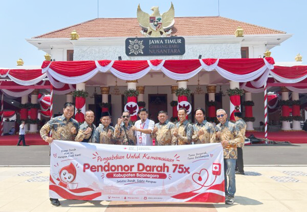 Gubernur Jatim Beri Penghargaan 16 Pendonor Darah Sukarela...