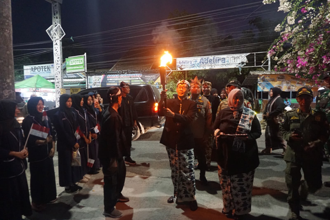 Tiba di Kecamatan Trucuk, Kirab Api Abadi Disambut...